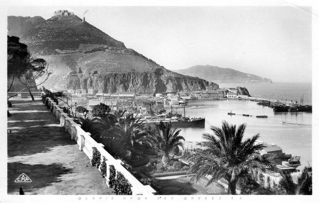 Oran Promenade de Létang et le port 1957.jpg